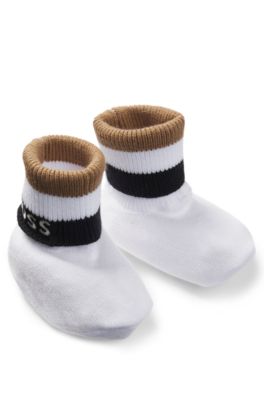 Set de gorro de punto y patucos para beb&eacute; en caja de regalo, Blanco