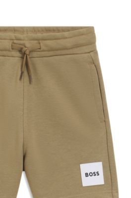 Shorts para ni&ntilde;os de forro polar con etiqueta con logo, Marr&oacute;n