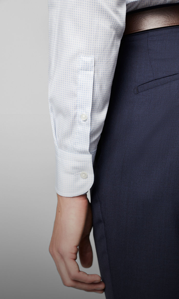 Photo d’un mannequin portant une chemise à poignets arrondis