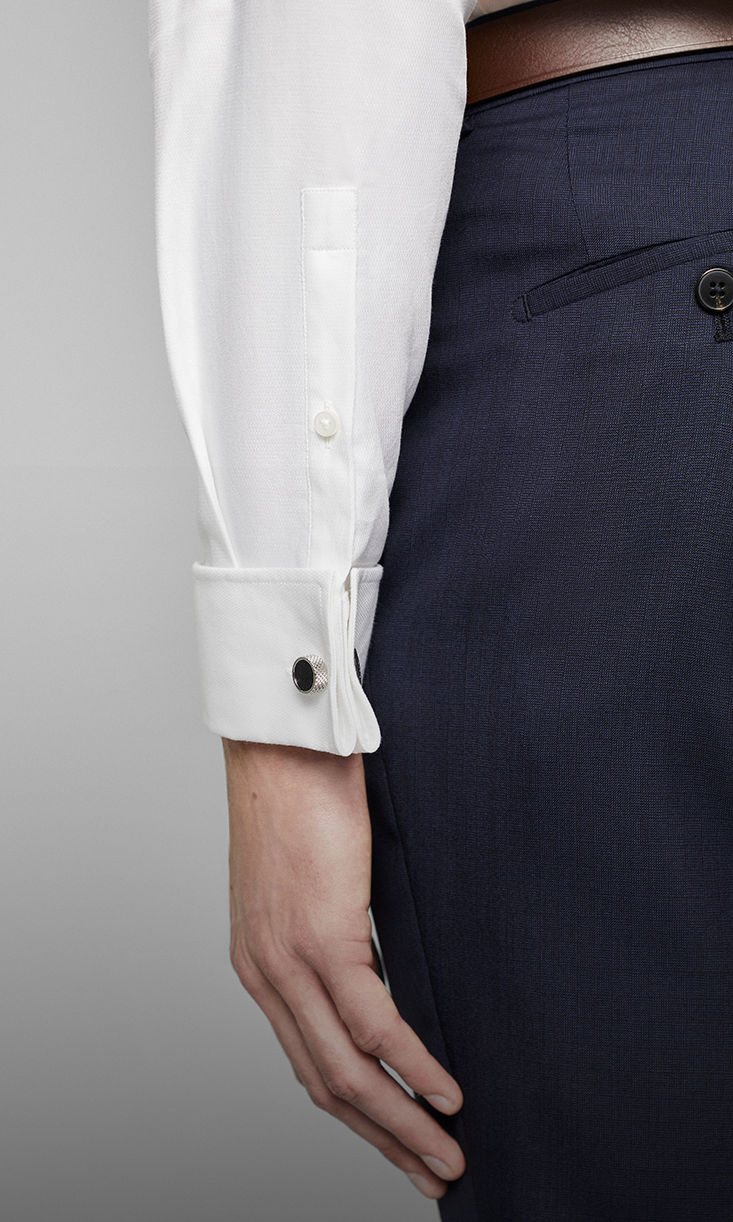 Photo d’un mannequin portant une chemise à poignets mousquetaires