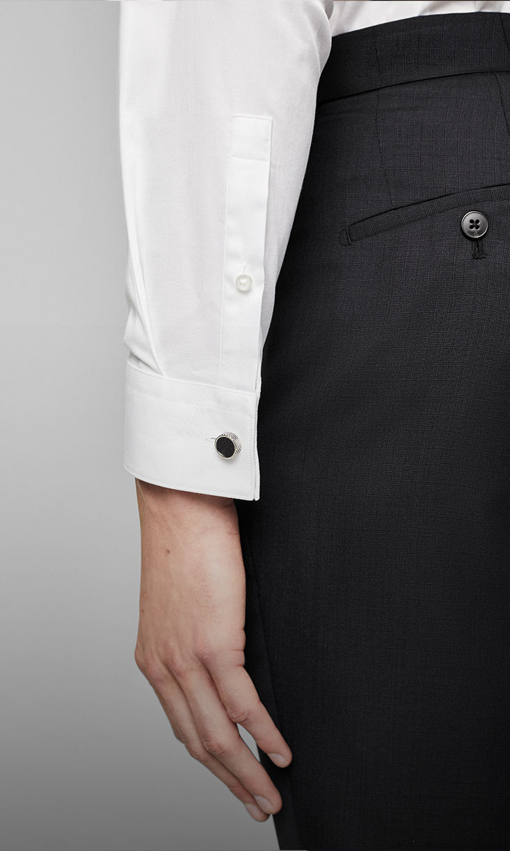 Photo d’un mannequin portant une chemise à poignets carrés