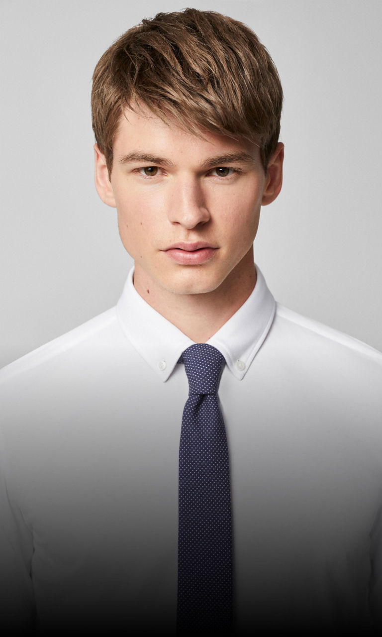 Photo d’un mannequin portant une chemise avec un col à pointes boutonnées