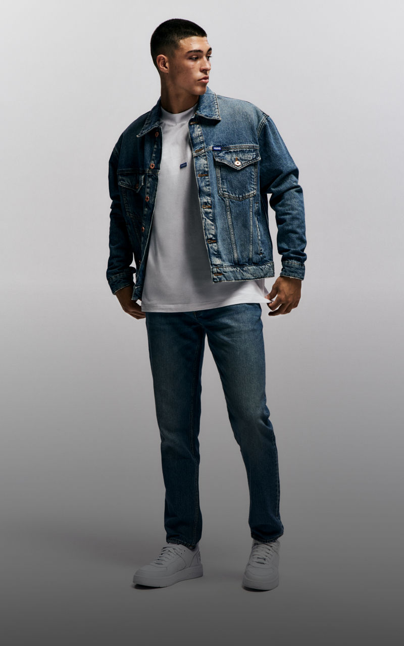 Una pila de jeans BOSS 