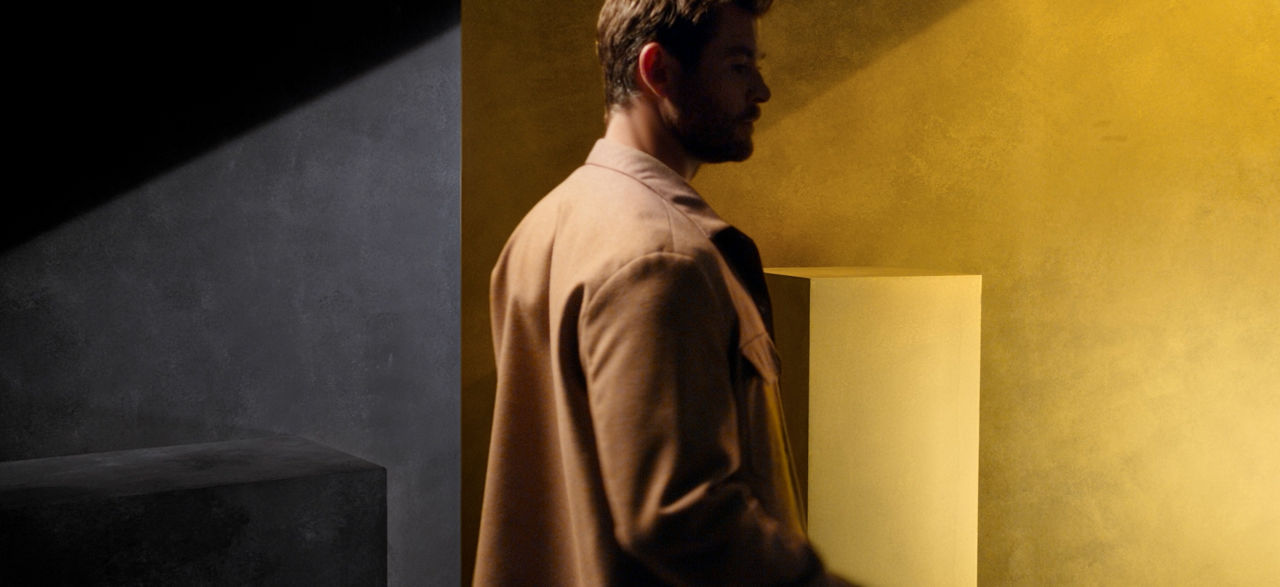 Discover the BOSS BOTTLED ABSOLU behind the scenes 