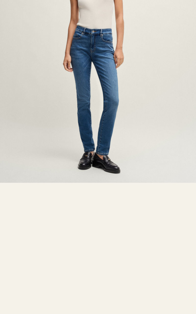 Model wearing a regular fit jeans trousers showing fit from back and front 