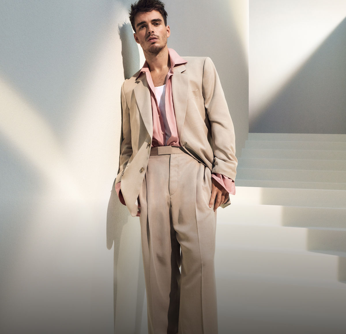 male model presenting men´s trousers of the new BOSS Global Campaign collection