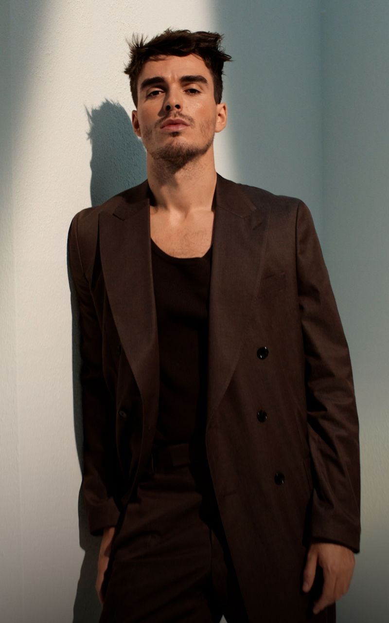 manlig modell presenterar den nya vår/sommar-kollektionen 2026 från HUGO BOSS