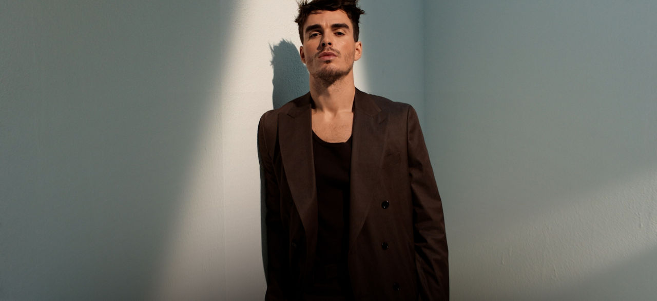 manlig modell presenterar den nya vår/sommar-kollektionen 2026 från HUGO BOSS