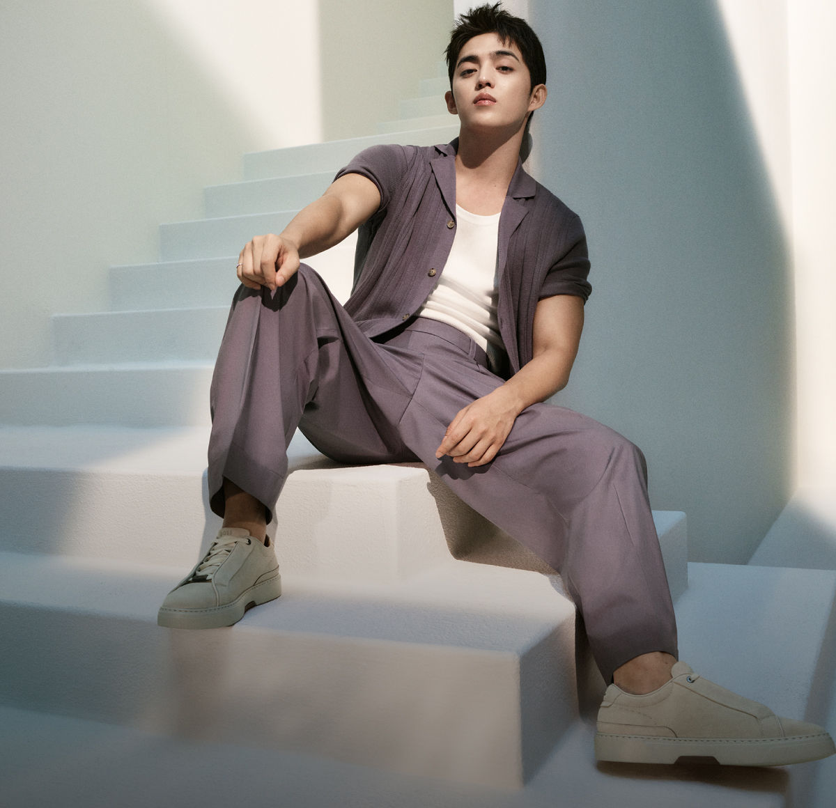 male model presenting men´s trousers of the new BOSS Global Campaign collection