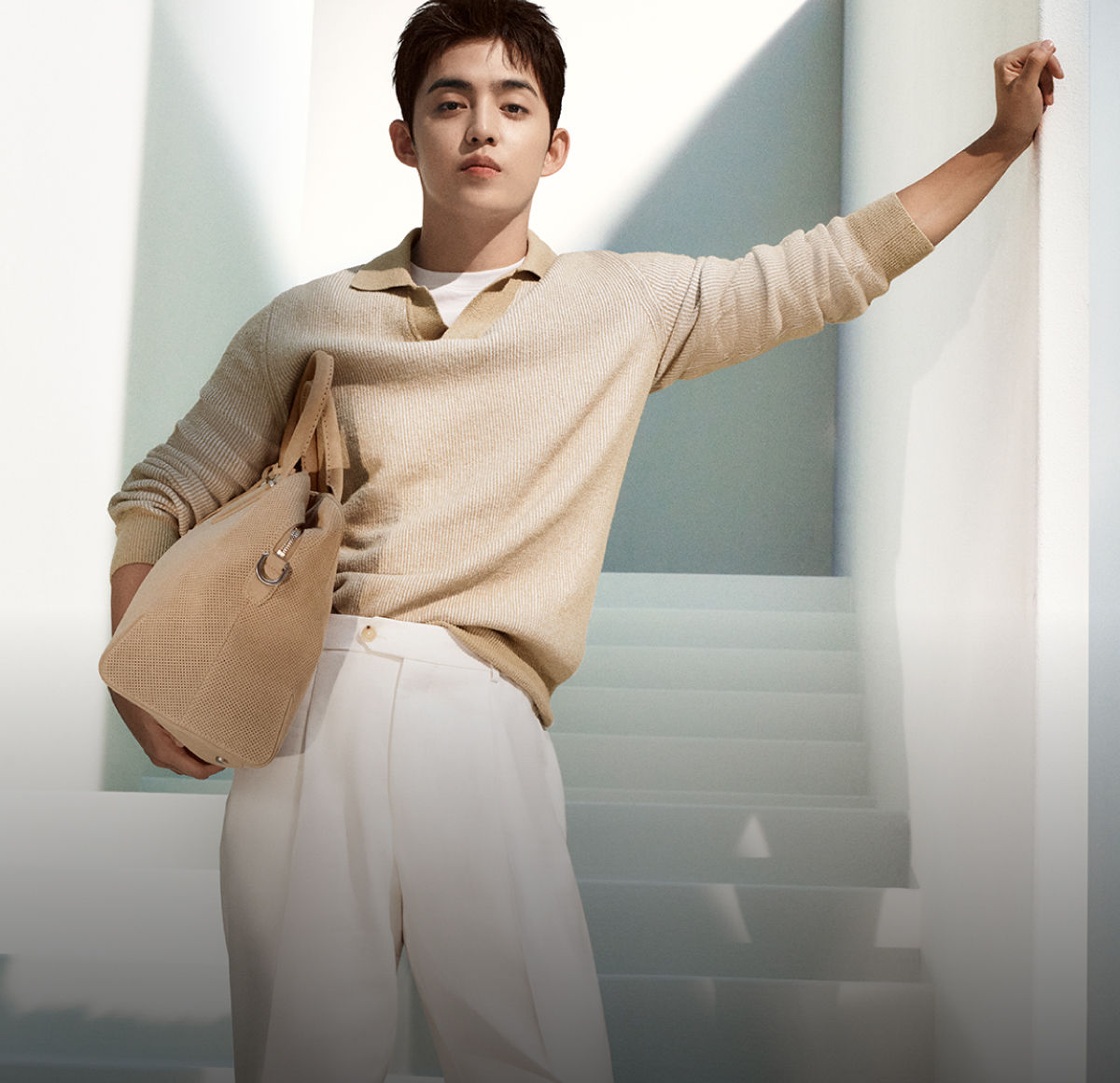 male model presenting men´s knitwear of the new BOSS Global Campaign collection