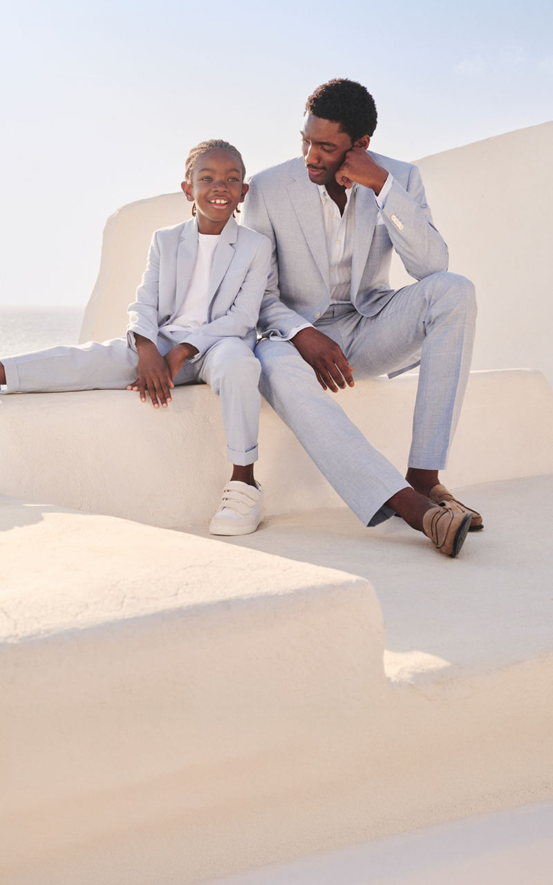 far og søn sidder model til fars dag