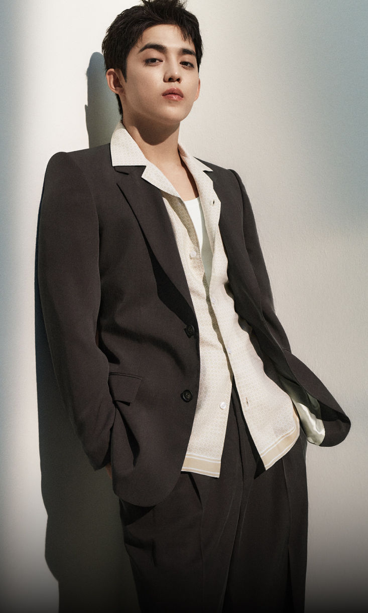 mannequin portant une pièce en maille rouge BOSS