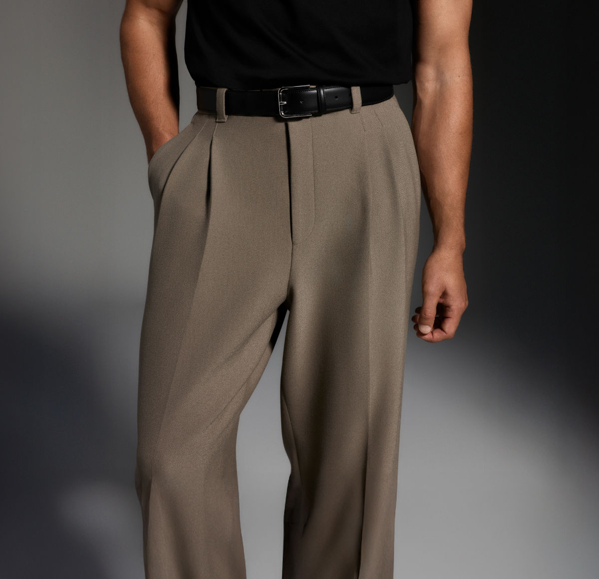 male model presenting men´s knitwear of the new BOSS Global Campaign collection