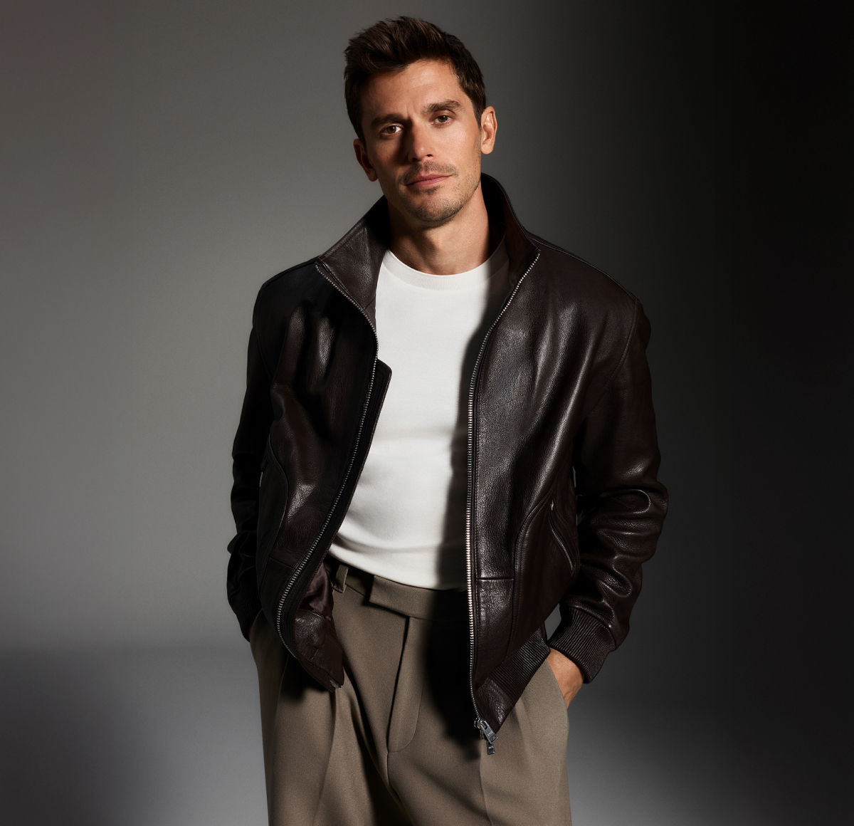 male model presenting men´s trousers of the new BOSS Global Campaign collection