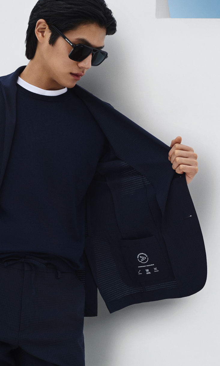 BOSSパフォーマンスのジャケットを開き、内側を見せている男性モデル