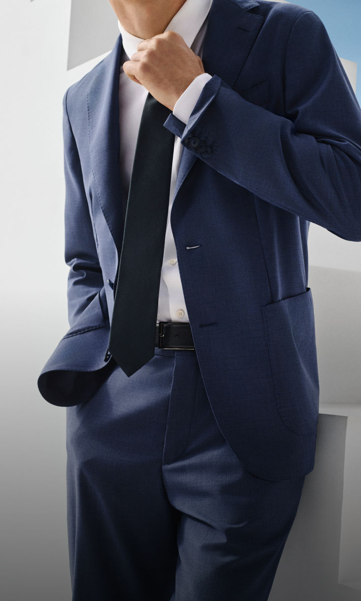 新作BOSSパフォーマンスの超軽量スーツを身に着けた男性モデル