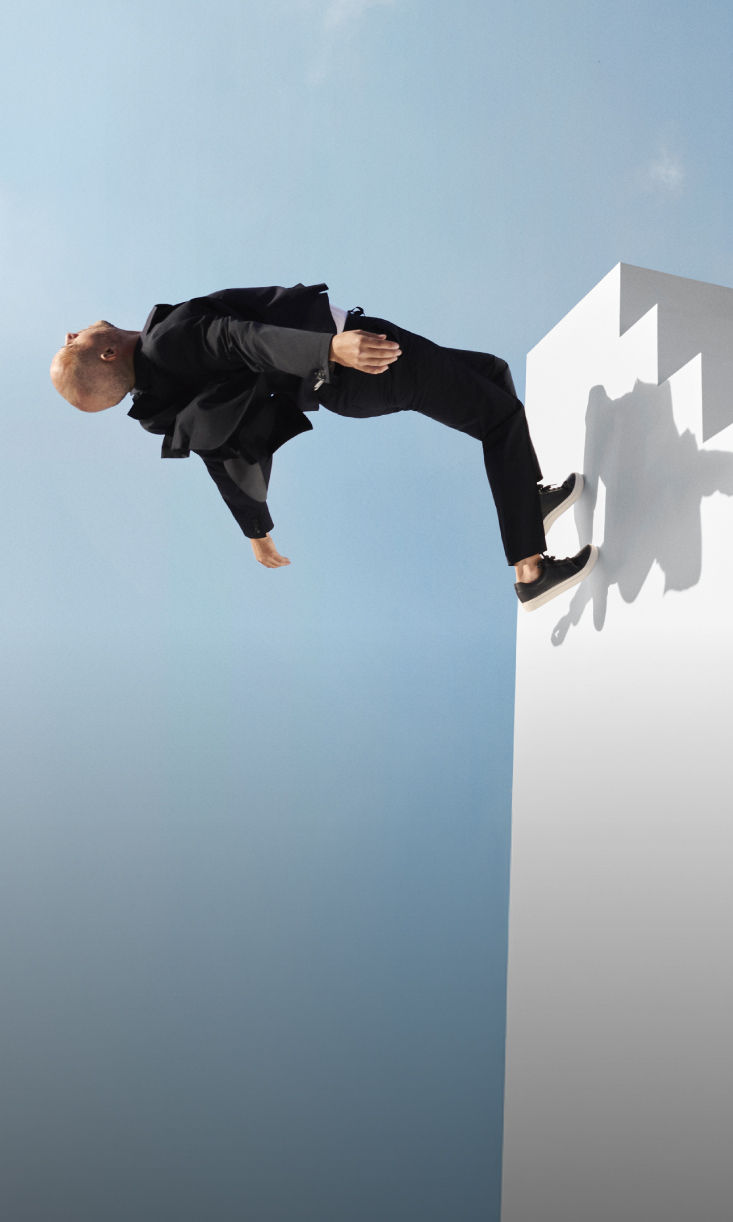 BOSSパフォーマンスの軽量スーツを身に着けた男性モデル