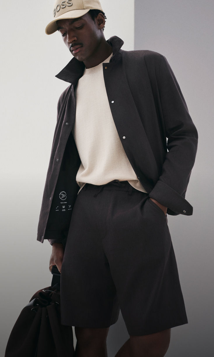 BOSSパフォーマンスの新作Tech Linenルックとベースボールキャップを身に着けた男性モデル