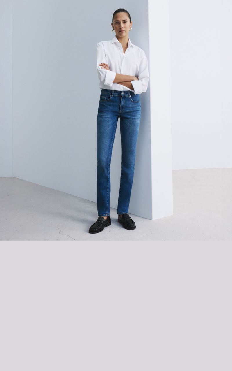 Model wearing a regular fit jeans trousers showing fit from back and front 