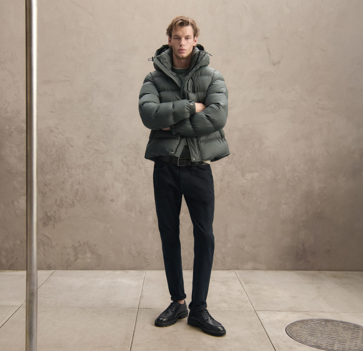 Le mannequin porte un jean Slim