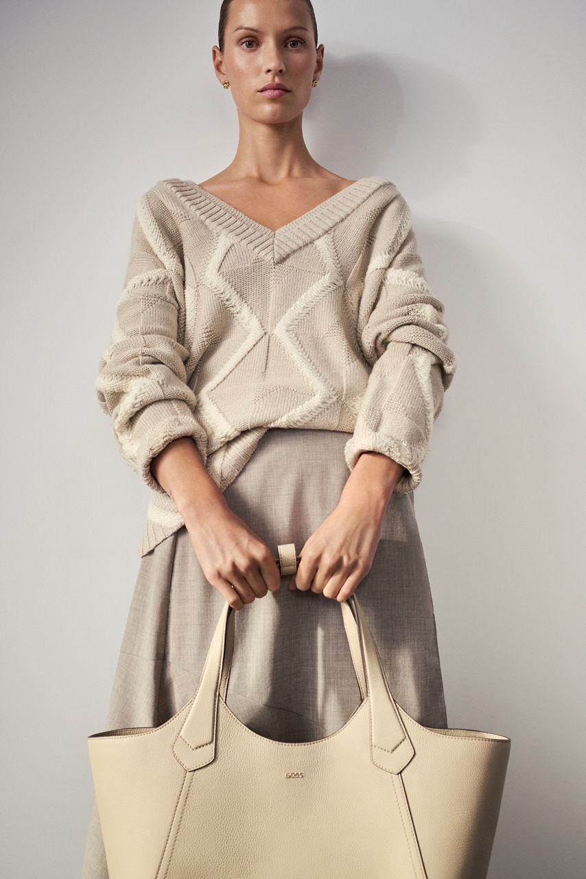 ウィメンズ向けベージュのニットウエアはこちら