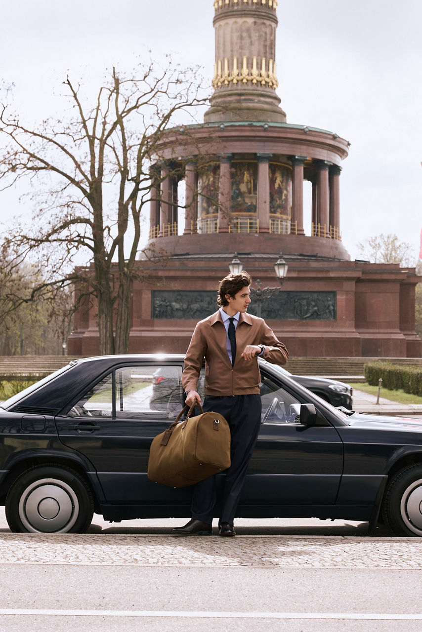 Influenceur portant une tenue de la collection BOSS BY BECKHAM