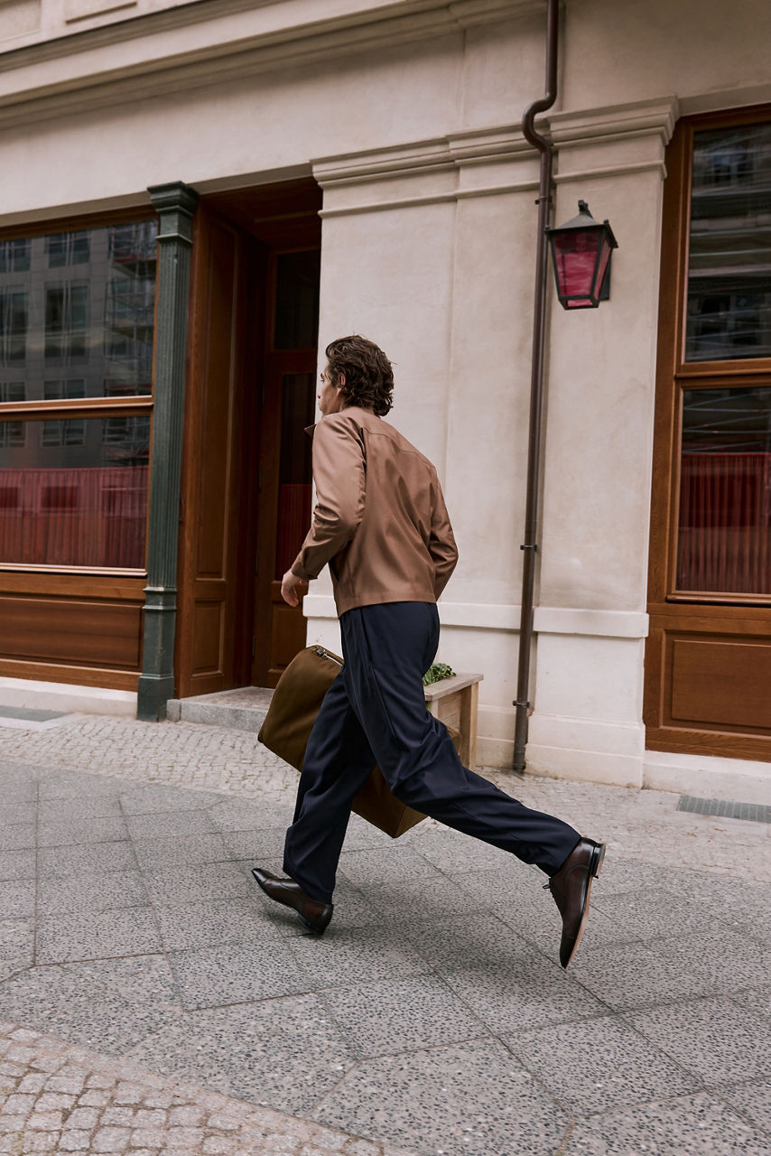 Influenceur portant une tenue de la collection BOSS BY BECKHAM