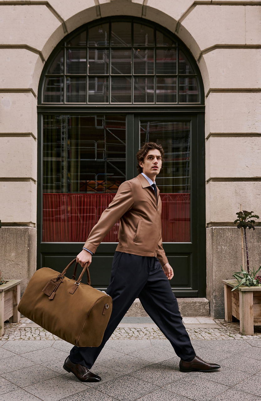 Influenceur portant une tenue de la collection BOSS BY BECKHAM