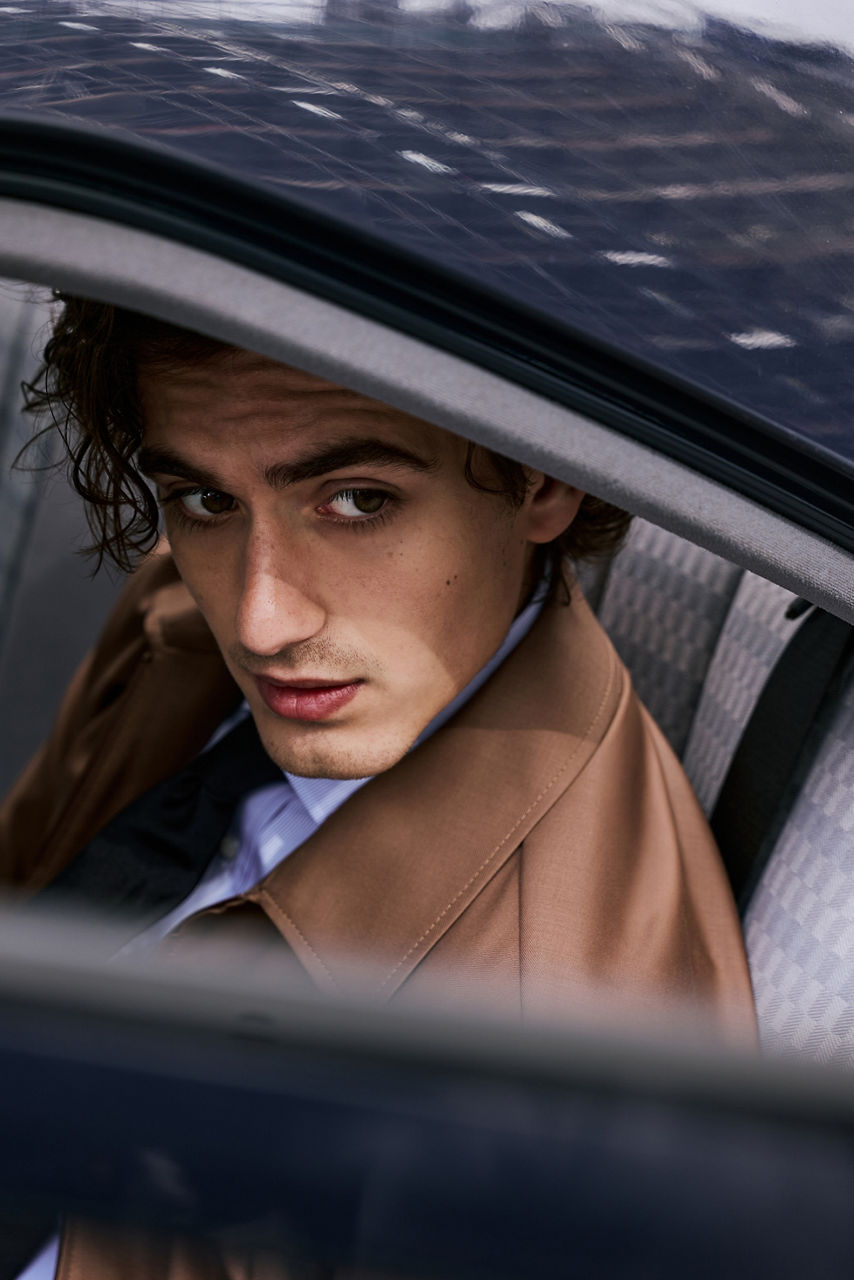 Influenceur portant une tenue de la collection BOSS BY BECKHAM