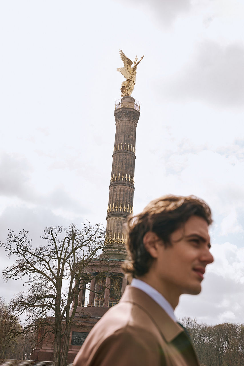 Influenceur portant une tenue de la collection BOSS BY BECKHAM