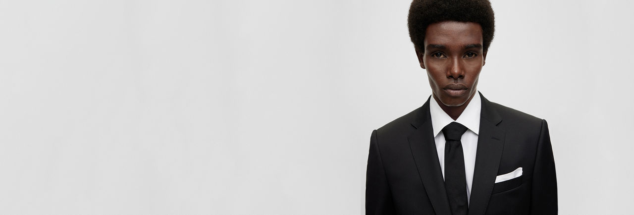 Costume noir BOSS avec une pochette de costume blanche