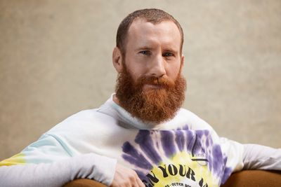 Spencer Phipps para Behind the BOSS