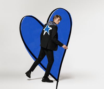 BOSS x Justin Teodoroコレクションのジャケットとフーディを着用した男性