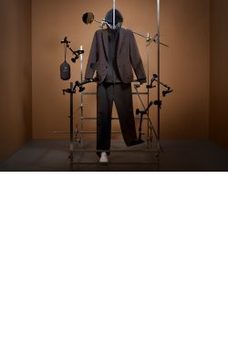 Laydown Image of a grey packable BOSS suit and a jersey hooded zip jacket 