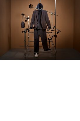 Laydown Image of a grey packable BOSS suit and a jersey hooded zip jacket 