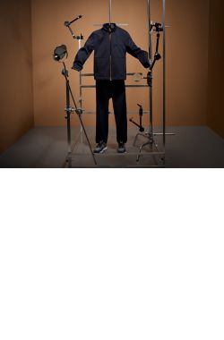 Laydown Image of gym wear featuring a zip jacket and sportive trousers 