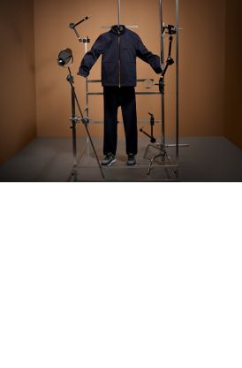 Laydown Image of gym wear featuring a zip jacket and sportive trousers 