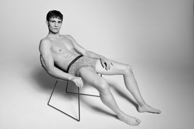 Le mannequin porte un sous-vêtement BOSS