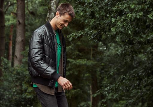 man draagt een jas van Olivenleder® van BOSS