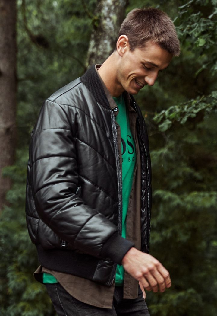man draagt een jas van Olivenleder® van BOSS