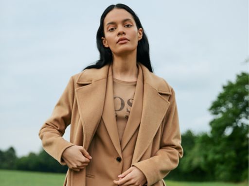 vrouw draagt een pak van traceerbare wol van BOSS