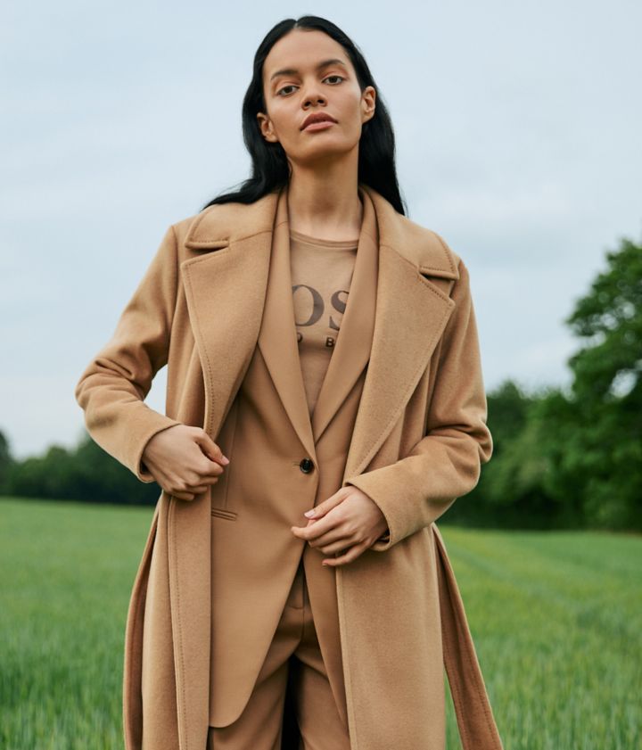 vrouw draagt een pak van traceerbare wol van BOSS