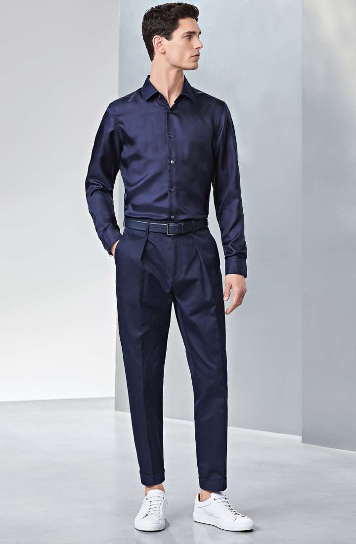 Marineblaues Seidenhemd und marineblaue Hose von BOSS